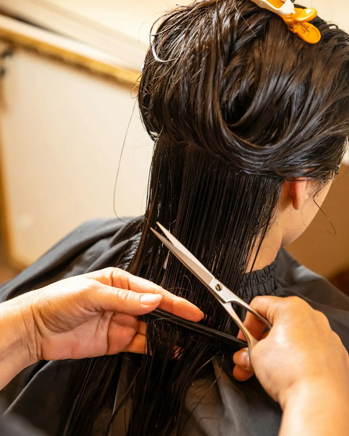 Beispielbild: Haarschnitt beim mobilen Friseurservice im Unternehmen