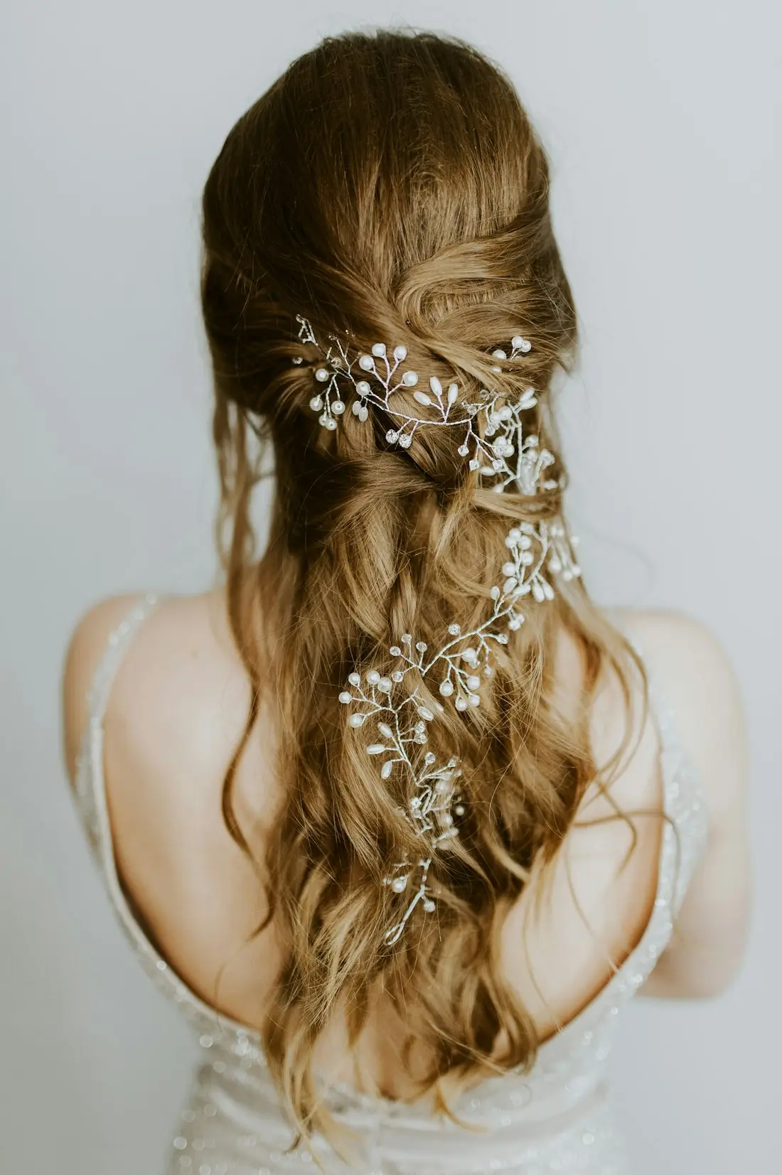Brautstyling – Klassische Eleganz: Hochsteckfrisur für den perfekten Tag. Frisuren-Inspiration für den Friseur-Hausbesuch in Düsseldorf.