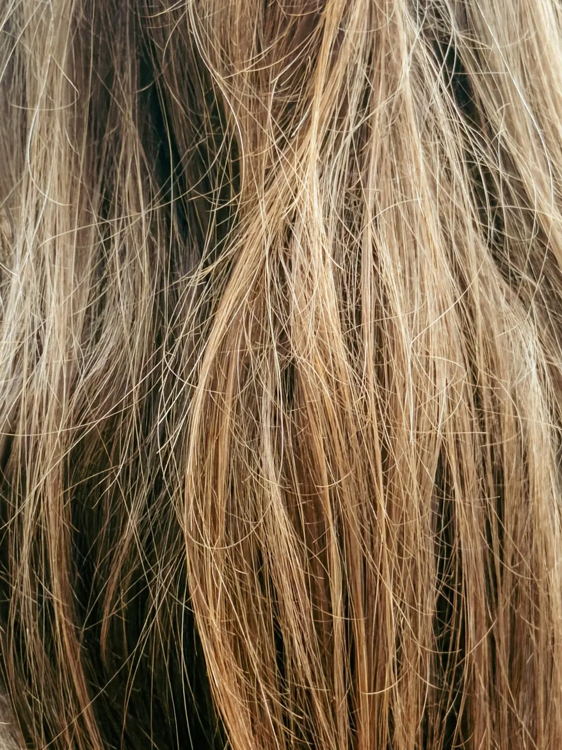 Strähnen – Lichtreflexe: Feine Highlights für mehr Dimension. Frisuren-Inspiration für den Friseur-Hausbesuch in Düsseldorf.